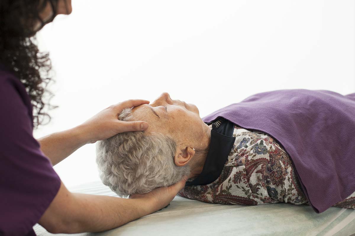 osteopatia-vitoria-masaje-craneal-mujer